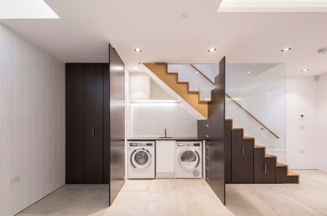 Under Stairs Utility, Laundry Under Stairs, Under Stairs Laundry, Stairs Laundry, Utility Room Decor, Contemporary Laundry Room, Under Stairs Storage Solutions, Room Under Stairs, تحت الدرج