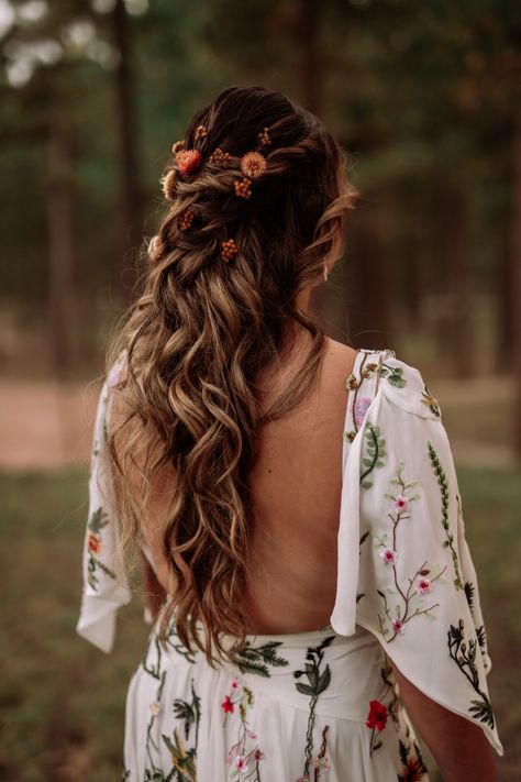 Boho Hairstyle 
Boho Bridal Hair 
Boho wedding 
Half up half down hair style 
Bohemian hairstyles 
Boho Bride Bridal Hair Half Up With Flowers, Boho Wedding Hair Flowers, Chic Boho Wedding, Boho Wedding Hairstyles, Bridal Hair Ideas, Elegant Bridal Hair, Bride Hair Down, Grad Hair, Wedding Hair Front