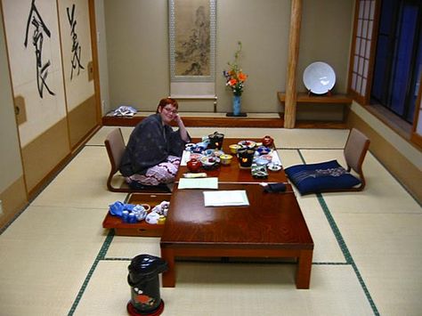 Traditionally Japanese people eat on the ground with low tables it is easier to eat with chopsticks this way Chabudai Japanese Style, Japanese Eating Table, Japanese Tables, Japanese Eating, Japanese Style Table, Eat With Chopsticks, Ditto Mv, Big Classroom, America Core