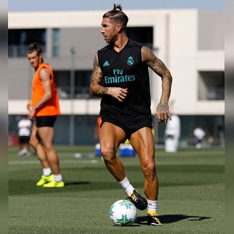 #madbien  @sergioramos Rock & Roll  Back to work!  #UEFASupercup #HalaMadrid Sergio Ramos Body, Soccer Player Workout, Real Madrid Football Club, Real Madrid Soccer, Uefa Super Cup, Real Madrid Football, Leg Day Workouts, Sports Celebrities, Soccer Guys