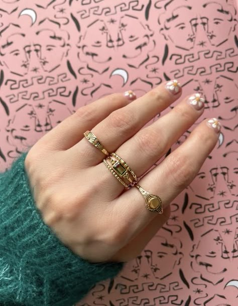 Ring Arrangement On Hand, Ring Layout On Hand, Ring Combos, Bvlgari Jewelry, Fancy Jewelry Necklace, Gold Chain Design, Antique Gold Jewelry, Classy Jewelry, Jewelry Lookbook