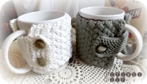 On connait le cache-théière au tricot ou au crochet (fantaisie so British), et depuis 2008, sur la blogo, on cache-cache sa tasse grâce au cache-mug, au chauffe-mug ou mug cosy et même au manchon (Vive le Québec Libre !) . On ne se brûle plus les mains... Appliques Au Crochet, Mug Cosy, So British, Crochet Mug Cozy, Knit Rug, Mug Rug Patterns, Noel Diy, Mug Cozy, Crochet Amigurumi Free Patterns