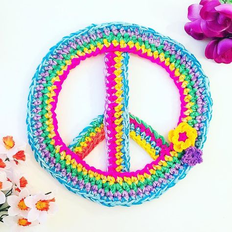 Alexandra Lund on Instagram: “#throwbackthursday to this super cute peace sign! ✌️🌈 based on the design by @madebylondon  can't wait to see all the yarnbombs at Yarndale…” Love Sign, Crochet Applique, Love Signs, Crochet Granny, Peace Sign, Crochet Crafts, Peace Love, Free Patterns, Granny Square