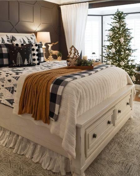 Winter Bedroom Decor, Winter Bedroom, Small Ideas, Christmas Decorations Bedroom, Christmas Bedroom, Farmhouse Bedroom Decor, Christmas Room, Tree Pattern, Rustic Bedroom