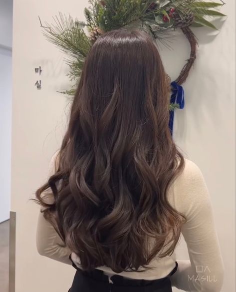 Beach Waves Brown Hair, Soft Perm, Korean Wavy Hair, Soft Wavy Hair, Down Hairstyles For Long Hair, Pelo Cafe, Highlights For Dark Brown Hair, Brown Hair Looks, Hairstyles For Layered Hair