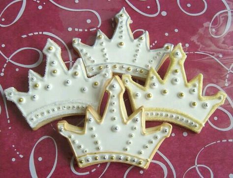 Galletad Crown Cookies Decorated, Crown Cookie, Crown Cookies, Christmas Pottery, Princess Cookies, Cutout Cookies, Prince Crown, Cookie Favors, Crown Tiara