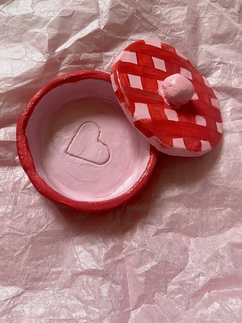 cute pink and red clay box with heart Clay Crafts Air Dry Jewelry, Clay Jewelry Box Ideas, Clay Slab Box Ideas, Clay Box Ideas Ceramics, Cute Small Clay Ideas, Clay Art Jewellery, Clay Trinkets, Model Clay, Clay Jewellery Holder