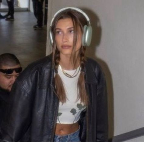 Hailey Bieber Headphones, Apple Air Max Headphones Aesthetic, Girl Headphones, Headphone Outfit, Headphones For Iphone, Hailey Rhode, All Pins, Girl With Headphones, Strawberry Champagne