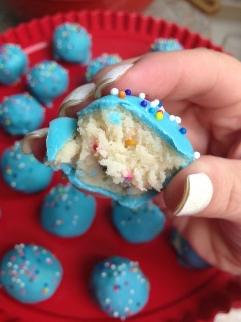 Funfetti Cookie Dough Truffles Funfetti Cookie Dough, Funfetti Cookies, Golden Oreo, Cookie Dough Truffles, Cookie Dough Bites, Truffle Recipe, Cake Truffles, Köstliche Desserts, Chocolate Chip Cookie Dough