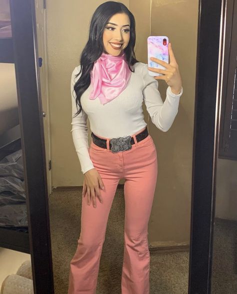 Pink Vaquera Outfit, Baile Fits, Outfit Vaquero, Vaquera Outfits, Country Fits, Western Fits, Cute Country Outfits, Rodeo Outfits, Pics Ideas