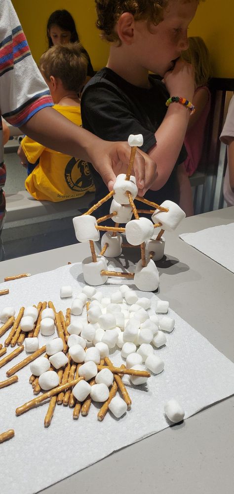 All you need is pretzel sticks and marshmallows. Kids have building and eating. Snack Crafts, Pretzels Sticks, Engineering For Kids, Pretzel Day, Elementary School Art, Edible Crafts, Pretzel Rods, Pretzel Sticks, Early Intervention