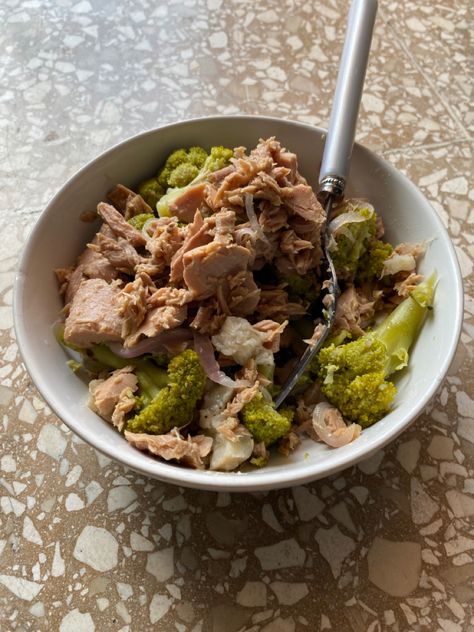 #healthyfood #tuna #broccoli Tuna And Broccoli Recipes, Tuna And Broccoli, Tuna Broccoli, Meal Prep Lunch Box, Dish Ideas, Healthy Sweets Recipes, Broccoli Recipes, Lunch Meal Prep, Keto Meals