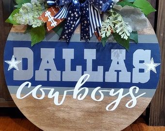 Dallas Cowboys Decorations, Team Decor, Football Door Hangers, Dallas Cowboys Decor, Cowboy Crafts, Joy Wreath, Door Hangers Diy, Cowboy Decorations, Wooden Signs Diy