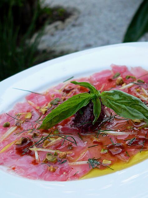 First Course Recipes, Tuna Carpaccio Recipe, Tuna Carpaccio, Carpaccio Recipe, Sashimi Recipe, Tuna Recipes, Sushi Recipes, Fish Dishes, Plastic Wrap