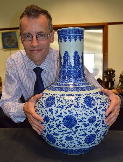 Chinese vase sells for £150,000 | Shropshire Star Chinese Blue And White Porcelain, Chinese Blue, Chinese Vase, Blue And White Porcelain, Porcelain Blue, Antique Ceramics, Chinese Ceramics, Getting Out Of Bed, Chinese Porcelain