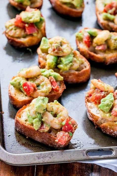 Garlic Prawns and Avocado Crostini Avocado Crostini, Smashed Sweet Potatoes, Garlic Prawns, Holiday Appetizers Easy, Cafe Delites, Dinner Party Recipes, Dinner Appetizers, Paleo Dinner, Finger Food Appetizers