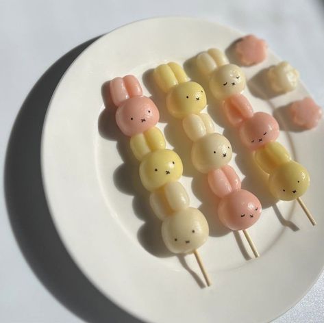 Japan Sweets, Kawaii Sweets, Amazing Food Decoration, Picnic Birthday, Asian Desserts, Food Themes, Food Humor, Food Decoration, Sweets Desserts