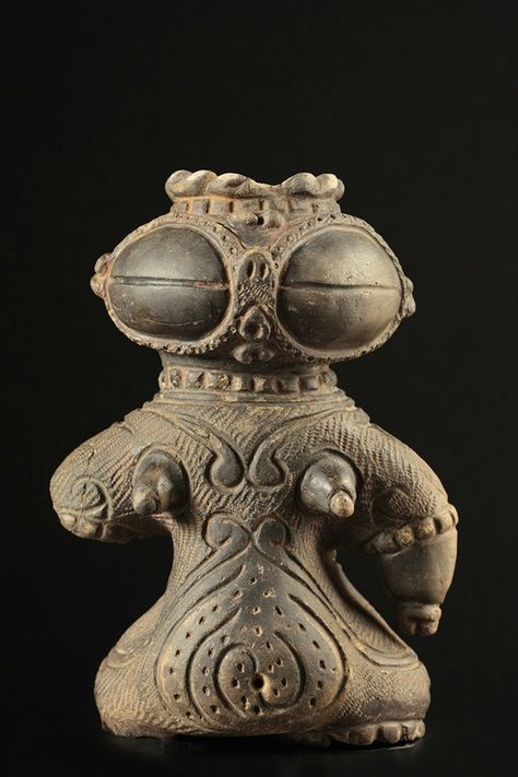 Shakōki Dogū (Goggle-eyed Clay Figurine), earthenware, early Final Jomon period, 1,000 – 800 BCE, Tōhoku region. H. 7 ⅞ × W. 5 . × D. 3 . in. (19.8 × 14.9 x 8.9 cm). Ex-collection Ken Domon, a renowned photographer, and the Teshigahara Family, which established the Ikebana Sogetsu School. Courtesy Mika Gallery. Jomon Period, Ikebana Sogetsu, Alien Artifacts, Ancient Japan, Ancient Goddesses, Ancient Statues, Ancient Pottery, Prehistoric Art, Ancient Sculpture