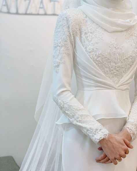 Aizat Adzha Official on Instagram: “Minimal beadswork for nikah attire by Aizat Adzha👗” Malay Wedding Dress Nikah, Baju Kurung Style, Nikah Attire, Baju Kurung Ideas, Kurung Lace, Dress Nikah, Malay Wedding Dress, Model Dress Kebaya, Kurung Modern