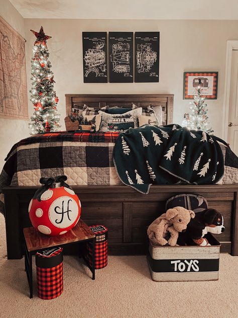 Boy Christmas Room Decor, Boys Room Christmas Decor, Boys Christmas Bedroom, Kids Christmas Bedroom, Christmas Mansion, Christmas Decir, Christmas Kids Room, Car Decoration Ideas, Christmas Rooms