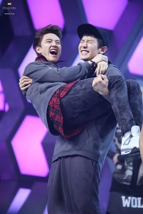 chansoo. kyungsoo is so small! ♡#exo #chansoo #do #chanyeol #kyungsoo Exo Kaisoo, Exo Album, Exo Couple, Happy Camp, Exo Ot12, Exo Korean, Exo Kyungsoo, Baekhyun Chanyeol, Chanyeol And Do