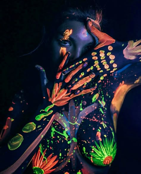 Blacklight Body Art, Neon Body Painting, Black Light Makeup, Paint Photoshoot, Uv Photography, Uv Paint, Female Body Paintings, Neon Photography, Abstract Art Images