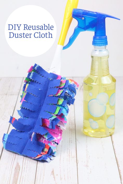 If you’re looking to save money and make your cleaning practices more eco-friendly, this DIY reusable duster cloth is a great place to begin. It’s a simple beginner sewing project that you can complete in about half an hour. Reusable Swiffer Duster, Reusable Duster, Swiffer Duster, Duster Refills, Duster Pattern, Swiffer Pads, Craft Stash, Sewing Tutorials Free, Homemade Cleaning Products