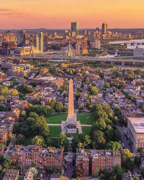 🌟Photo of the day!🌟 Today's gorgeous photo comes from: @dcmills89 Stunning capture of Boston from the Bunker Hill Monument! Selected by… Boston Vibes, Boston Suburbs, Nature Near Boston, Boston Scenery, Boston Common Park, Beacon Street Boston, Boston Photography, Bunker Hill Monument, The Bunker