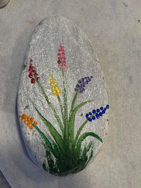 Easter Rocks, Rock Painting Flowers, Stone Pictures Pebble Art, Rock Designs, Doodle Art Flowers, Painted Pebbles, Rock Painting Tutorial, Diy Rock Art, Art Pierre