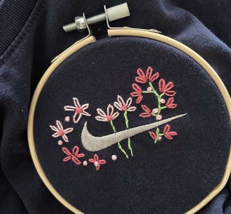 Custom Nike Sweatshirt Flowers, Nike Floral Embroidery, Nike Flower Embroidery, Embroidery Nike Logo Flowers, Black Floral Embroidery Crew Neck T-shirt, Nike Symbol, Embroidery Caps, Clothes Embroidery Diy, Embroidery On Clothes