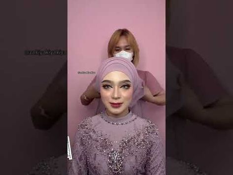 TUTORIAL HIJAB PENGANTIN TURKI - YouTube Bridal Hijab Styles Tutorials, Hijab Tutorial Segi Empat, Hijab Tutorial For Wedding, Bridal Hijab Tutorial, Tutorial Hijab Pesta, Turkish Hijab Style, Diy Gown, Muslim Gown, Muslim Wedding Hijab