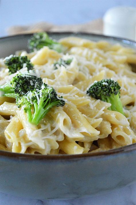 Penne Pasta Alfredo with garlicly cream sauce and tender-crisp broccoli for a hearty and tasty meatless pasta dish. It's easy to cook, ready in minutes, and adaptable! Pasta Alfredo With Broccoli, Fettucini Alfredo With Broccoli Recipe, Broccoli Alfredo Pasta Recipes, Penne Pasta Alfredo, Chicken Broccoli Alfredo Pasta, Fettucini Alfredo Recipe, Alfredo With Broccoli, Broccoli Alfredo Pasta, Penne Alfredo