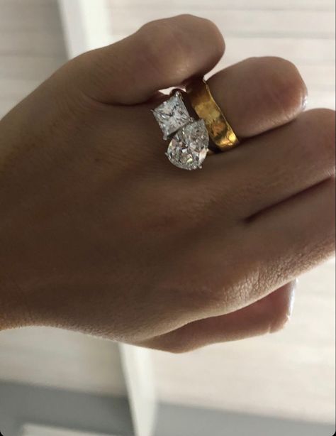 Emrata Wedding, Bold Engagement Rings, Emrata Instagram, Hand Jewelry Rings, Expensive Jewelry Luxury, Dream Engagement, Dream Engagement Rings, Expensive Jewelry, Emily Ratajkowski