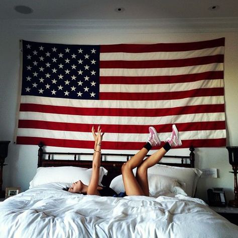 College Dorm Room With American Flag Display Flags In Bedroom, American Flag Bedroom, Pretty Dorm Room, Western Bedroom Decor, Popular Girls, Dorm Sweet Dorm, College Bedroom, College House, Style College