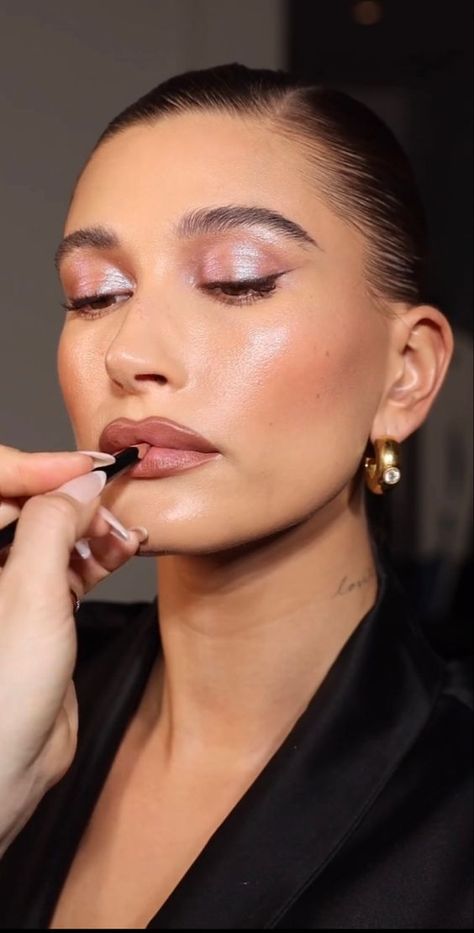 Hailey Bieber Bridal Makeup, Haley Bieber Makeup, Hailey Bieber Wedding Makeup, Pink Photoshoot Ideas, Cowgirl Makeup, Glow Up Looks, Daring Makeup, French Girl Makeup, Pink Photoshoot