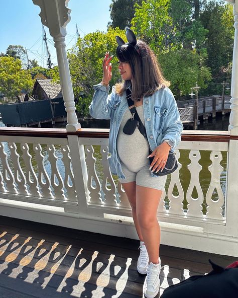 M Fair Outfit Ideas Pregnant, Pregnant Fair Outfit, Cute Pregnant Disney Outfits, Maternity Babymoon Outfits, Pregnant Zoo Outfit, Maternity Amusement Park Outfit, Maternity Disney World Outfit, Disneyland Outfits Pregnant, Outfit Ideas Pregnant Summer