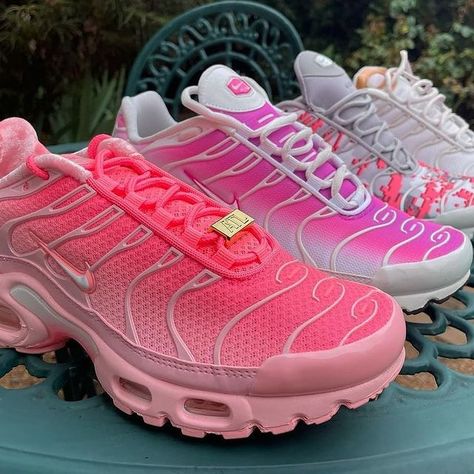 nikeamp on Instagram: “🌸🦩🌸🦩🌸 📸 @yeanahhmaybe__ x @art_hoe.pdf 🇦🇺 #nike #nikeairmax #niketn #niketn1 #nikeairmaxplus #niketuned #airmaxalways #sneakers…” Tn Atlanta, Nike Tn Air Max, Nike Tn Air, Nike Airmax Plus, Sneaker Nike, Sneakers Nike Air Max, Nike Tn, Pink Sports, Nike Air Max Plus