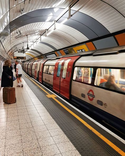 Underground Train Station Aesthetic, London Tube Station, London High Street, Rue Holden, The Tube London, Slay Girlboss, London Station, Halloween Shot Ideas, Tube London