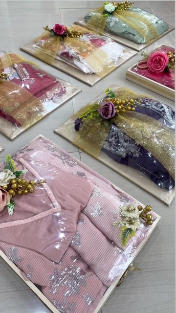 Phone Gift Packing Ideas, Bridal Dress Packing, Bridal Dress Packing Ideas, Dress Packing Ideas, Dress Packing, Wedding Packing, Wedding Platters, Pretty Gifts, Trousseau Packing