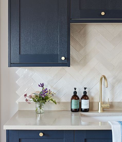 Herringbone Kitchen Wall Tiles, Neutral Splashback, Tile Splash Back, Ceramic Tiles Kitchen, Herringbone Tiles Kitchen, Unique Tile Backsplash, Kitchen Splashback Ideas, Temporary Kitchen, Kitchen Mantle