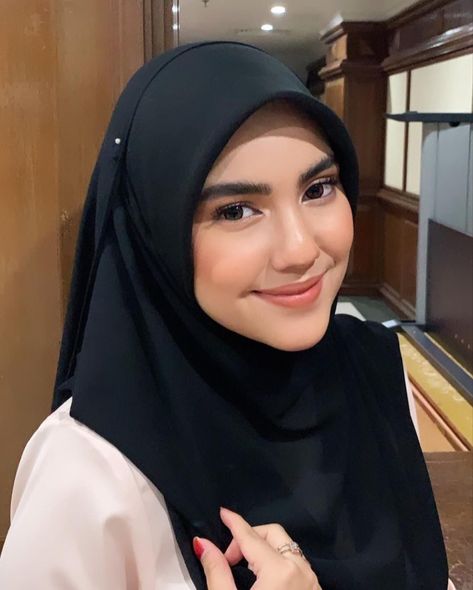 Dahlia Rizal, Hijab Fashion, Dahlia, Makeup Looks, Tumblr, Makeup, Beauty, Quick Saves, Make Up