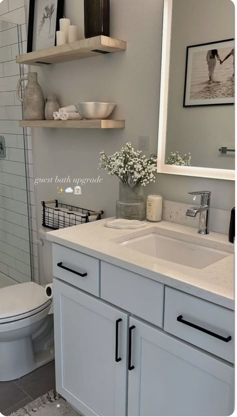 Simple Bathroom Decor, Bathroom Decor Apartment, Restroom Decor, Dream Apartment Decor, Future Apartment Decor, Bathroom Design Decor, Bathroom Inspiration Decor, Apartment Bathroom, Apartment Decor Inspiration