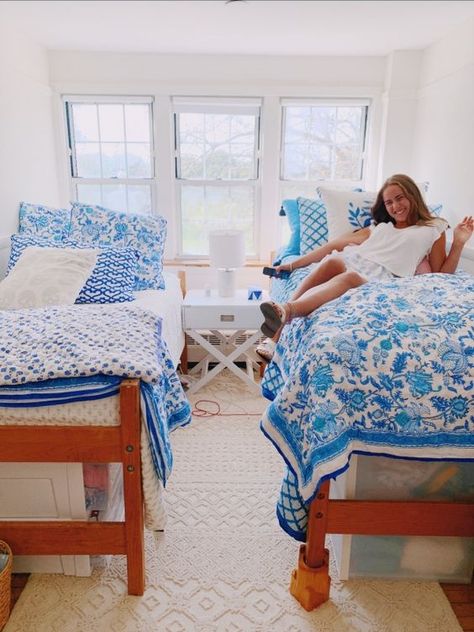 Dorm Room Decor for the Preppy Girl - Central Florida Chic Boarding School Dorm, Blue Dorm, Dorm Room Styles, School Dorm, Freshman Dorm, Dream Dorm, Dorm Sweet Dorm, Dorm Room Inspo, Dorm Room Designs