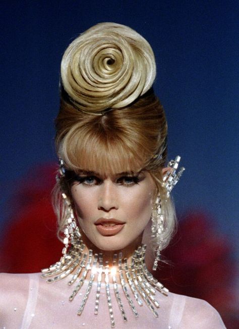 Claudia Schiffer for Thierry Mugler Mugler 90s, Thierry Mugler Angel, Oh My Goddess, Stephanie Seymour, Kim Kardashian Red Carpet, Linda Evangelista, Claudia Schiffer, Donatella Versace, Christy Turlington