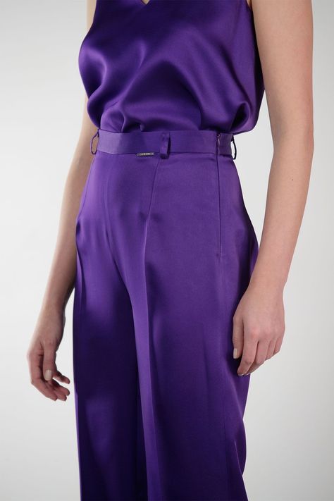 Satin Wide Leg Pants Outfit, Trendy Street Style Outfits, Satin Wide Leg Pants, Wide Leg Pants Outfit, Leg Pants Outfit, Trendy Street Style, Purple Satin, Street Style Outfit, Style Outfits