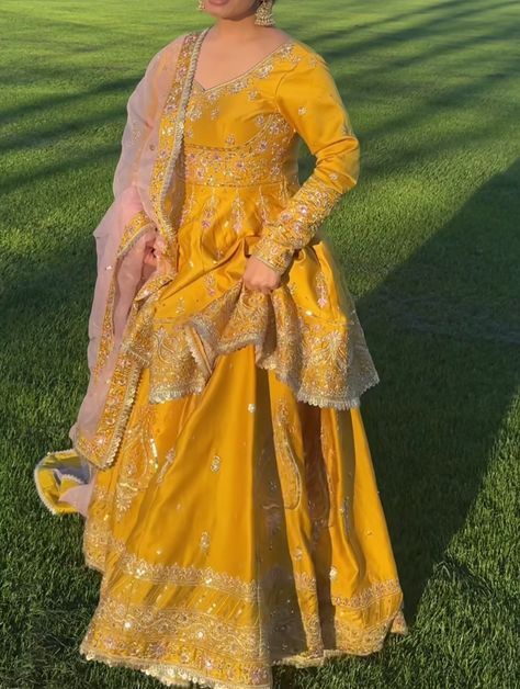 Haldi Dress For Sister Wedding, Pakistani Haldi Look For Bride, Dress Ideas For Haldi Ceremony, Pakistani Haldi Outfit, Haldi Outfits Pakistani, Haldi Dress For Bride Pakistani, Yellow Gharara For Haldi, Yellow Haldi Outfit For Sister, Yellow Dress Outfit Indian