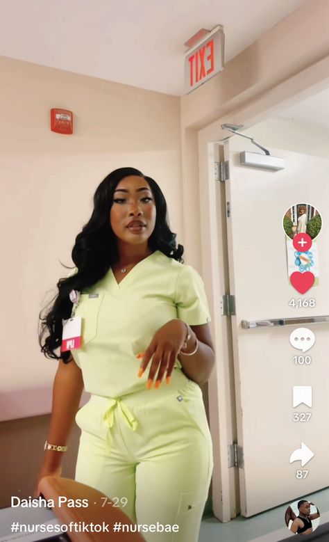 Nurse Black Women Aesthetic, Medical Photography Doctors, Baddie Nurse Aesthetic, Nursing School Outfit Ideas, Nurse School Aesthetic, Nurse Outfit Aesthetic, Black Nurses Goals, Phlebotomy Aesthetic, Crna Nurse Anesthetist