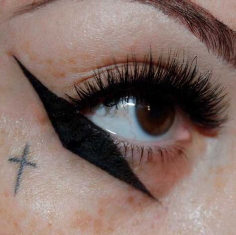 Creative Eyeliner, Eyeliner Shapes, How To Do Eyeliner, Eyeliner Designs, Eyeliner Hacks, Eyeliner Ideas, Eyeliner For Beginners, Eyeliner Products, Alt Makeup