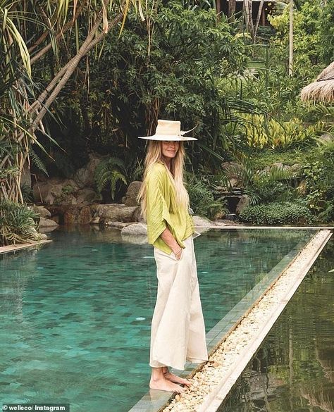 Six things supermodel Elle Macpherson does EVERY day of the week Elle Mcpherson, Luxury Wellness, Dry Body Brushing, Elle Macpherson, Celebrity Workout, Morning Skin Care Routine, Holistic Beauty, Face Hydration, Body Brushing