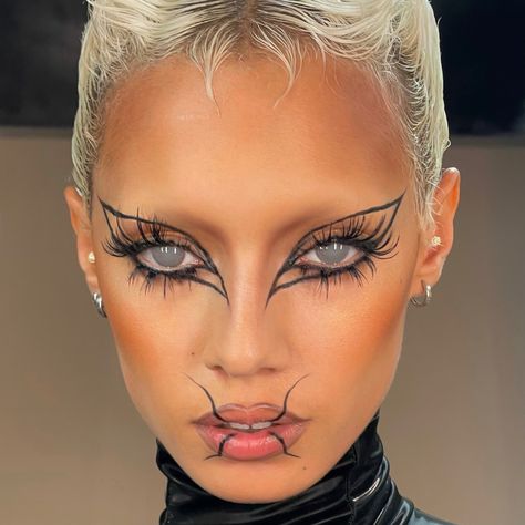 Futuristic Makeup, Graphic Makeup, Unique Makeup, Dope Makeup, Edgy Makeup, Creative Eye Makeup, Goth Makeup, Creative Makeup Looks, Eye Makeup Art